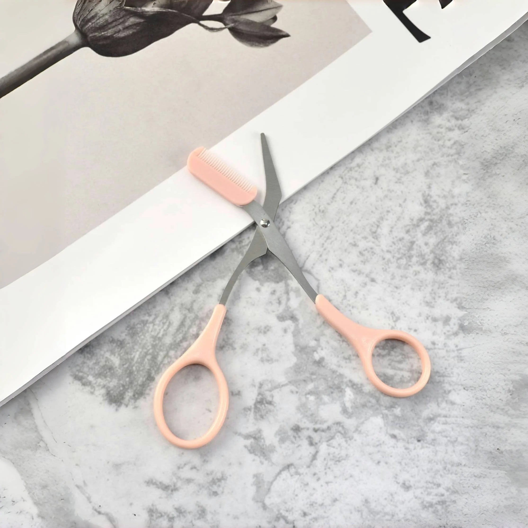 Ciseaux de coupe de sourcils roses avec peigne intégré - acier inoxydable, outil de toilettage précis, créant des sourcils parfaits
