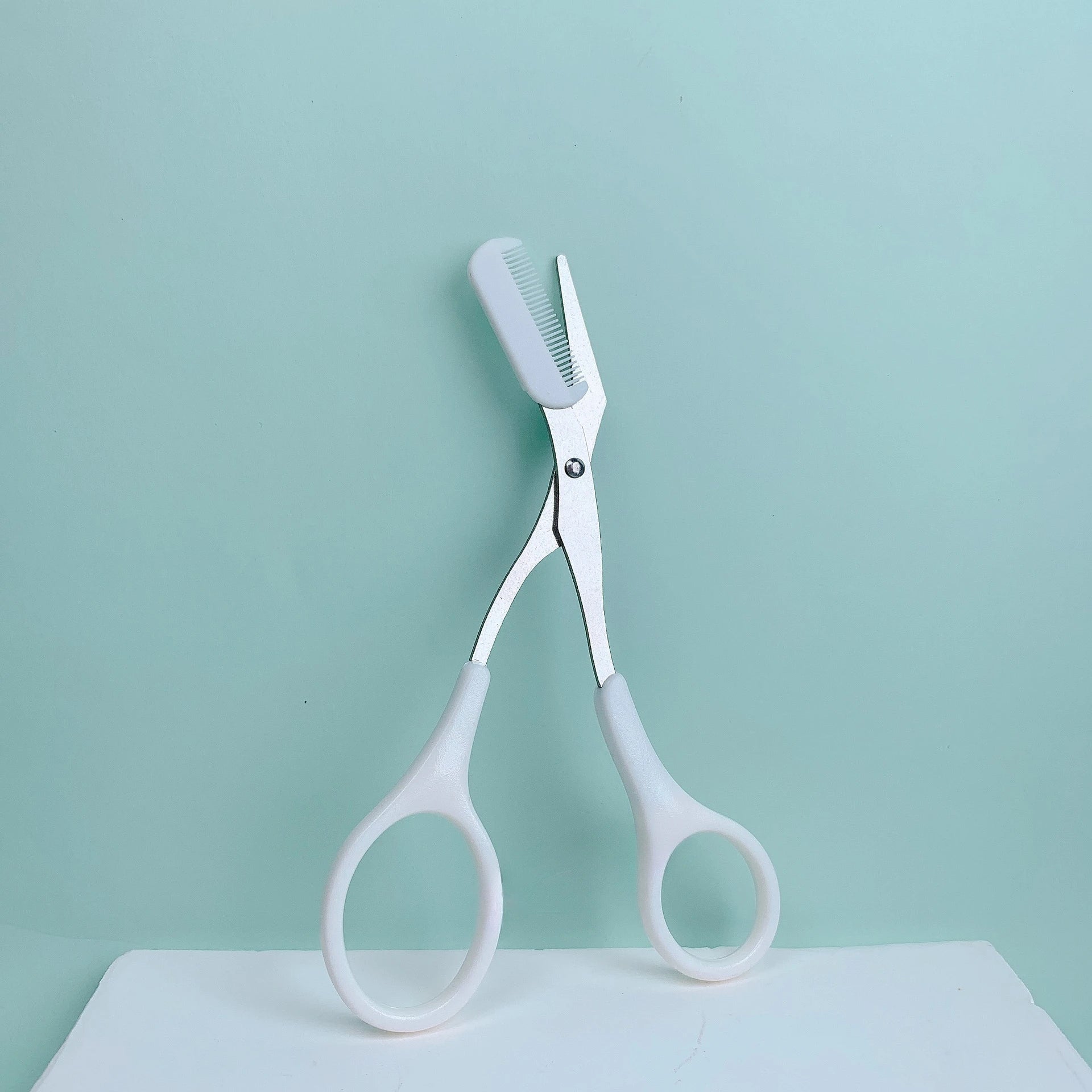 Ciseaux de coupe de sourcils roses avec peigne intégré - acier inoxydable, outil de toilettage précis, créant des sourcils parfaits