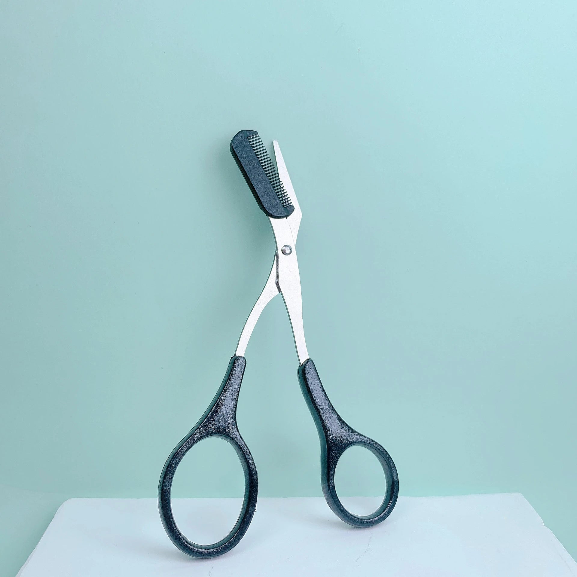 Ciseaux de coupe de sourcils roses avec peigne intégré - acier inoxydable, outil de toilettage précis, créant des sourcils parfaits