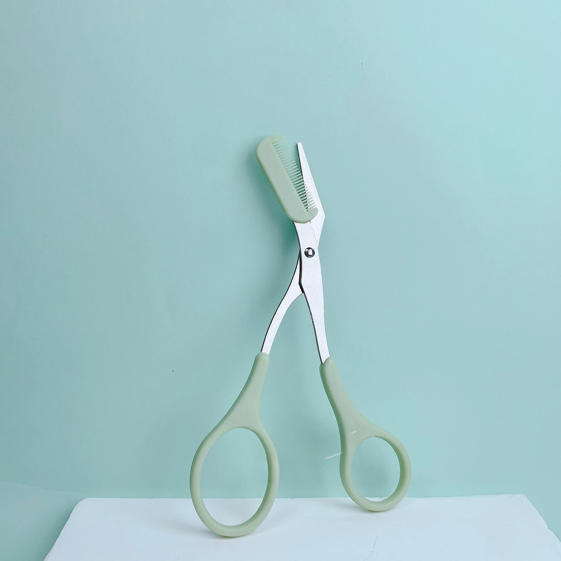Ciseaux de coupe de sourcils roses avec peigne intégré - acier inoxydable, outil de toilettage précis, créant des sourcils parfaits
